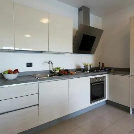 Sleeps 4 Pool Air Con *